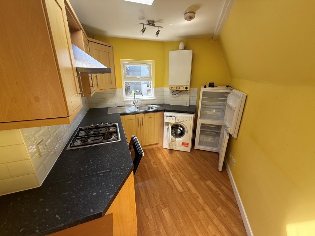 Lot: 104 - FREEHOLD BUILDING ARRANGED AS TWO FLATS ABOVE COMMERCIAL PREMISES SOLD ON LONG LEASE - Top Floor Kitchen
